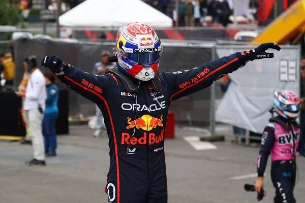 V Baku uspěl Verstappen, vyhrál podruhé v řadě. Oslavy McLarenu se odkládají