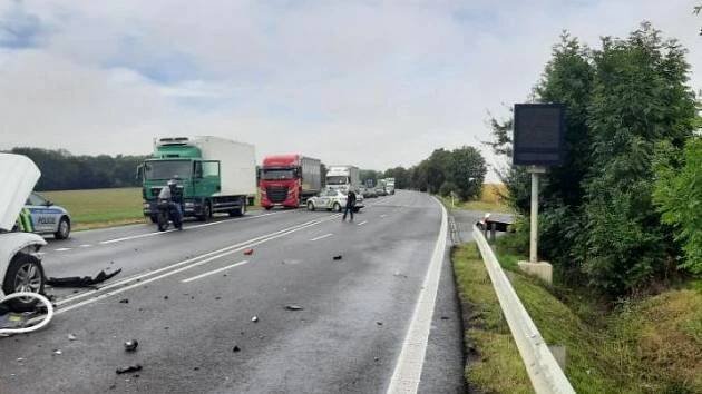 Čelní střet dvou vozidel na D35 u Mohelnice zastavil provoz. Dva zranění