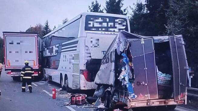 Na D1 se u Větrného Jeníkova srazil autobus s náklaďákem. Jen jeden zraněný
