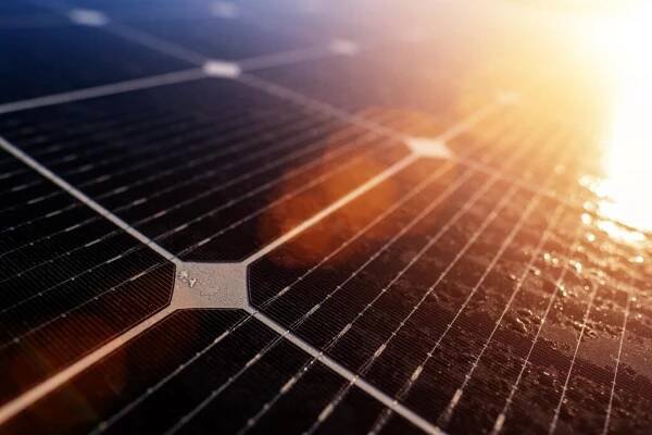 Průkopníci komunitní energetiky: Sanitky na jižní Moravě nabíjí soláry