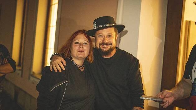 Zázračné klobouky nosí i Marta Jandová a další hvězdy. Autorka je vypaluje