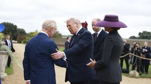 Porušil Trump při setkání s Karlem III. protokol? Návštěva měla nečekanou hvězdu