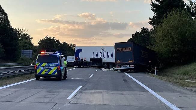 Na 12. kilometru dálnice D2 ve směru na Brno havarovaly čtyři...