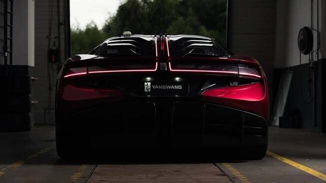 Pět nejrychlejších elektromobilů světa. Největší bestie zvládne skoro 500 km/h