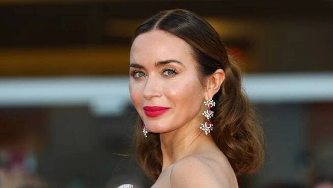 ŽENA-IN - Emily Blunt na premiéru filmu Mlátička vynesla oslnivé šaty. Zatím jedny z nejkrásnějších v Benátkách