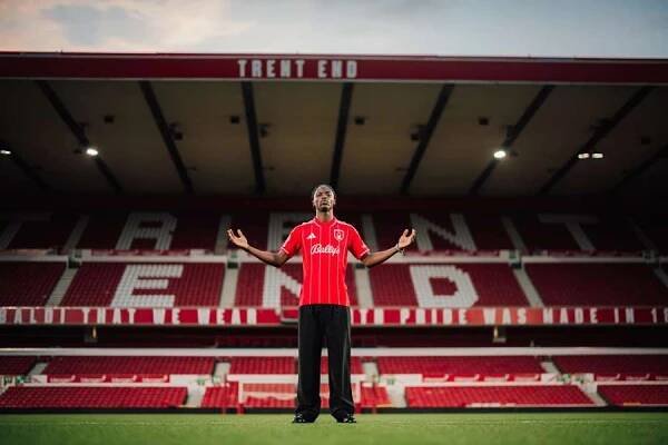 Nottingham ulovil pár hodin před koncem okna tři hráče. Mezi nimi i nechtěný bek z Arsenalu