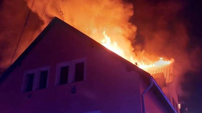 V Liberci v noci hořel dům, z bytů před plameny uteklo 11 lidí a pět psů