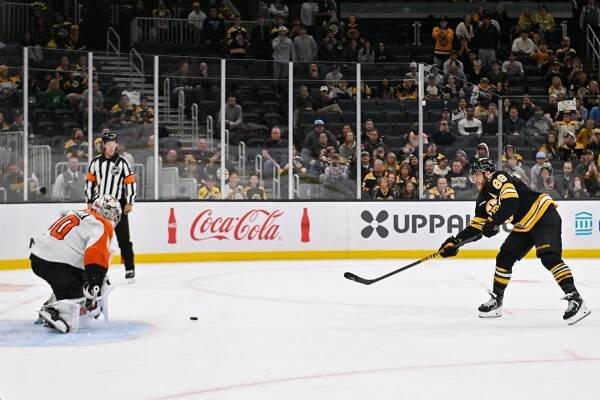 Pastrňák poprvé naskočil do přípravy NHL a asistoval. K výhře Anaheimu přispěl brankou Gudas