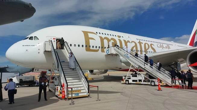Nová pravidla pro cestující s Emirates: lidé si na palubu mohou vzít powerbanku, ale nesměji s ní nabíjet telefon