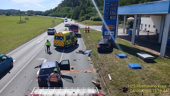 U čerpací stanice nedaleko Borov havarovala dvě osobní auta....
