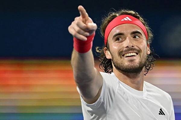 Zvláštní volba ze strany kontroverzní exhibice. Hvězdné obsazení doplnil Tsitsipas