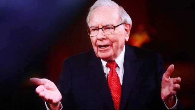 Buffett opět vydělal „balík“. Jeho Berkshire Hathaway po 16 letech prodala všechny akcie čínského výrobce elektromobilů
