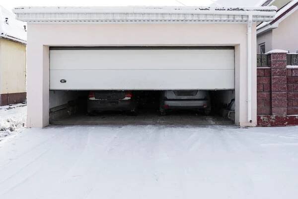 Auto v zimě neparkujte do garáže. Mechanik mi vysvětlil, proč tím autu paradoxně škodím