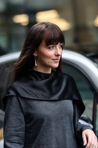 Dakota Johnson dokazuje, že zkrácené kápě mnohem více chic než sako