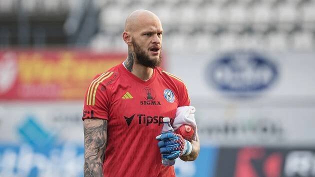 VIDEO: Zkrat bývalého gólmana Sigmy Macíka. Po ležícím soupeři hodil míč