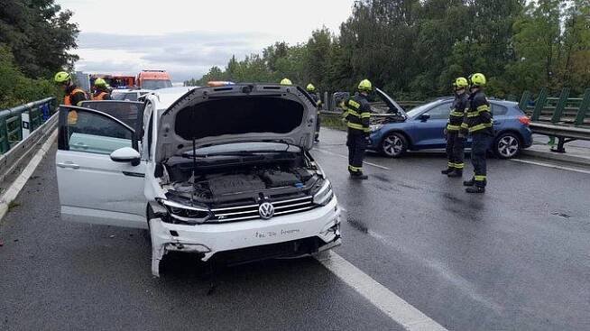 Hromadná nehoda uzavřela dálnici D5. Srazilo se sedm aut