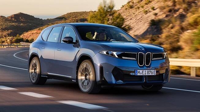 Nové BMW iX3 je tady! Přes 800 km na nabití, 400 kW nabíjení. Stojí jako hezky vybavený Enyaq