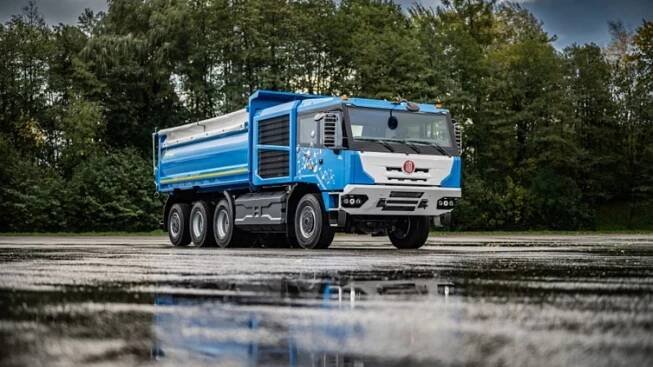 Tatra Force přináší nejen modernější vzhled. Vzduchem chlazené dvanáctiválce zůstávají