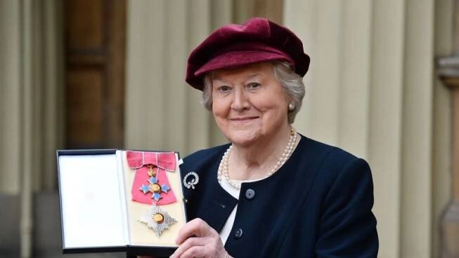 Zemřela herečka Patricia Routledge. Její seriál milovala i královna, vyznamenala ji titulem