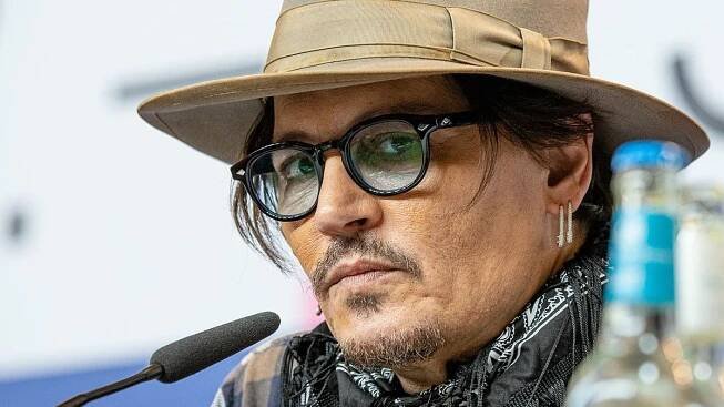 Johnnyho Deppa okouzlila krásná Ruska z Prahy. Možná to ale byla jen habaďůra