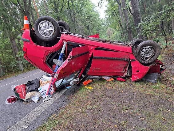 Auto u Třeboně skončilo na střeše, spolujezdkyně na místě zemřela