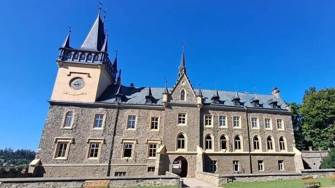 Zručský zámek: Dvojitý Nepomucký, arabština na stropě a točité schodiště klesající k minibazénku