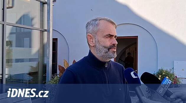 V jihomoravských Pohořelicích odvolil lídr hnutí Přísaha Robert Šlachta. - iDNES.tv