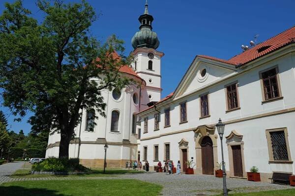 Neznámé pouto břevnovského a broumovského kláštera: Jak benediktini formovali architekturu i gastronomii