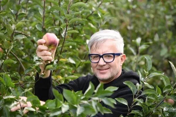 Jak bydlí Petr Kotvald: Ruinu u Prahy přestavěl na zelenou oázu, jeho pýchou jsou jabloně z roku 1932