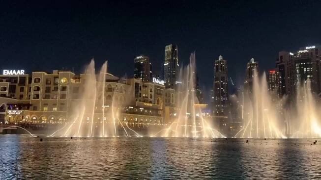 Už zase tryská. Dubajská fontána se po renovaci probudila k životu