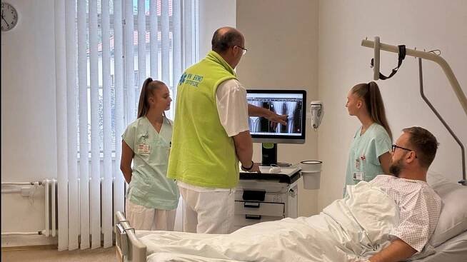 Pražský lékař bude operovat přes internet v Brně. Telechirurgie má změnit svět lékařství