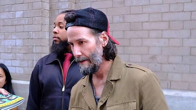 Keanu Reeves na Paris Fashion Week dorazil ve svém stylu a ostatní jen zírali!