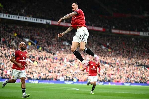 Kladiváři propadli v derby s Arsenalem, Manchester United si doma spravil výhrou náladu