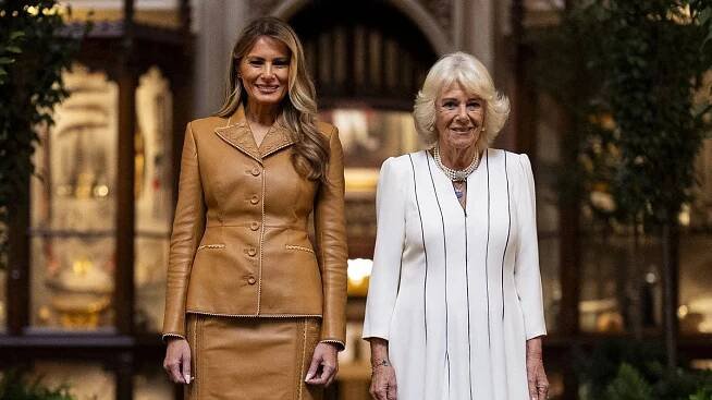 Odvážná Melania Trumpová v kůži: Na prohlídku královské knihovny zvolila luxusní kostým Louis Vuitton