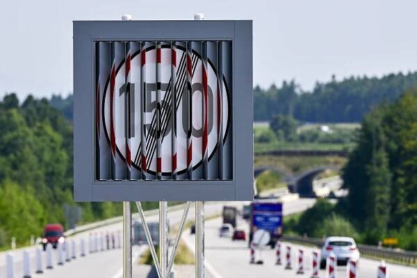 Stopadesátkou po dálnici: je to drahé a celé na hlavu. A to jde teprve o pilotní projekt