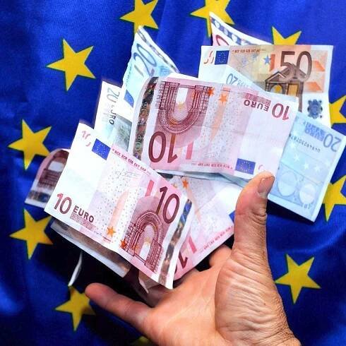 Unijní rozpočet balancuje mezi obranou, růstem a vlastním dluhem. Posune se Česko mezi čisté plátce?