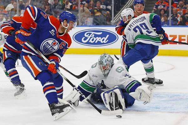 Hronek s Chytilem asistovali za Vancouver, výhru ale slavil Edmonton