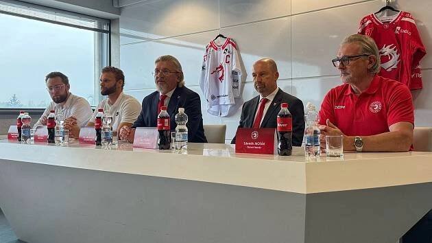 Třinec je hokejové město, těší šéfa Ocelářů. Proč je Raška ve Spartě