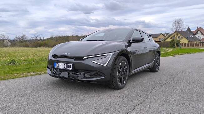 Kia EV6 má po modernizaci větší baterku, rychlé dobíjení ji naštěstí neopustilo
