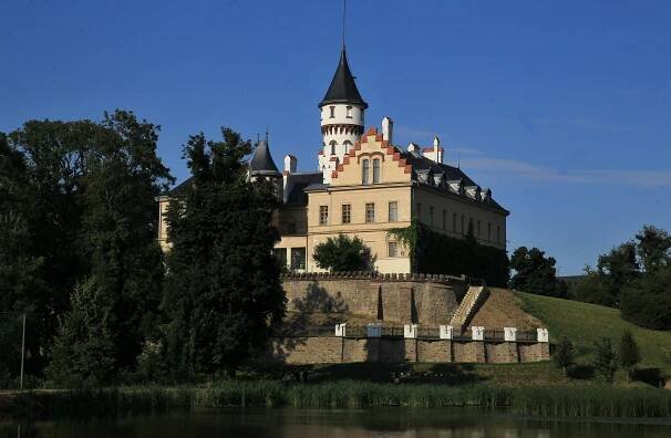 K zámku, sýpce a oranžerii v Raduni přibude zámecká stodola. Památkáři vybírají stavebníka