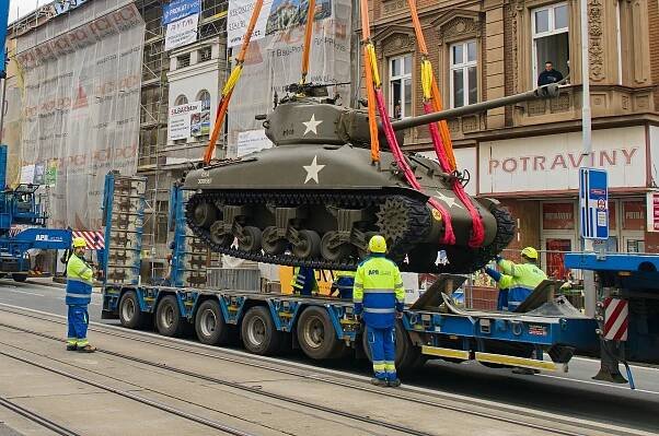 Tank Sherman se proletěl nad Plzní, atrakce trvala jen pár minut