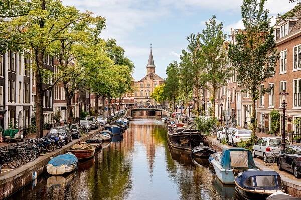 Jak přežít Amsterdam. Vyhněte se turistickým pastem a nejděte s davem