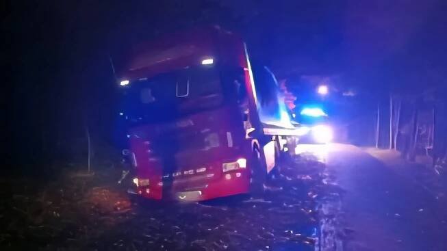 Zásah nadvakrát. Profesionální hasiči z Tábora vyjížděli k odřezání stromu nad havarovaným...