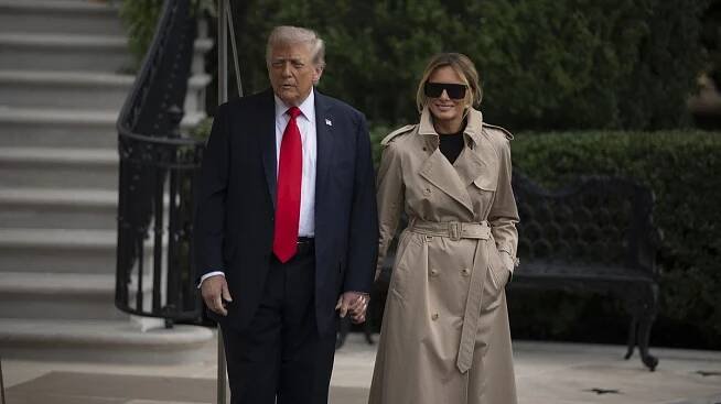 Za králem ve velkém stylu! Melania Trump vzdala Anglii hold ikonickým trenčkotem Burberry