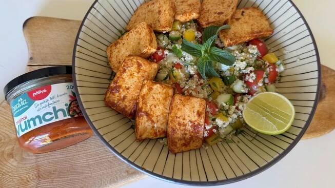 Yumchi-tofu s citrusovým quinoa salátem