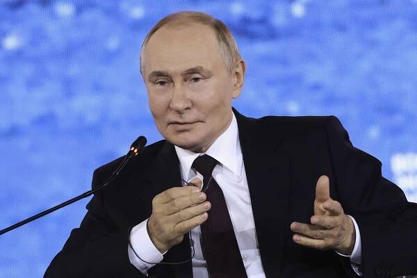 Že se nám zpomaluje růst? To schválně, abychom potlačili inflaci, vysvětlil Putin