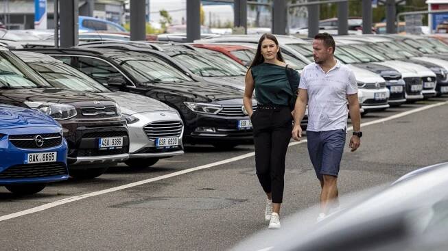 Letos se dovezlo téměř sto tisíc ojetých aut. Vedou škodovky, jsou mezi nimi ale i Ferrari či Lamborghini