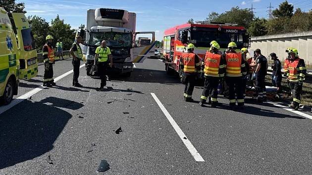 Na dálnici D8 u Řehlovic bouraly dva kamiony. Jednoho řidiče museli vyprostit