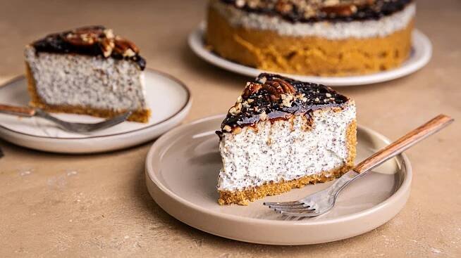 Tradiční chuť & moderní forma. Cheesecake s mákem a povidly