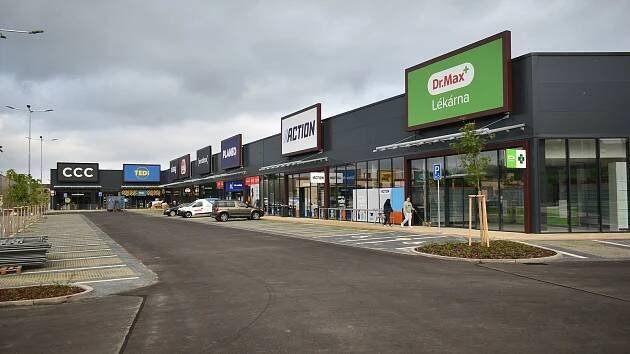 Ve Dvoře Králové se otevírá nové obchodní centrum. Další je ve výstavbě